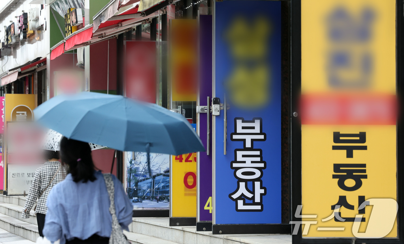 (서울=뉴스1) 이동해 기자 = 지난달 신규 공인중개사 개업자 수가 올해 들어 처음으로 800명 아래로 떨어진 25일 서울의 한 공인중개소 밀집지역 앞으로 시민들이 오가고 있다.이 …