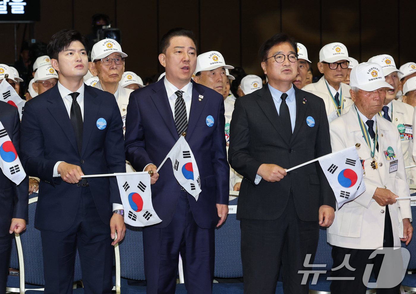 (대전=뉴스1) 김기태 기자 = 우원식 국회의장과 김용태 국민의힘 비상대책위원장, 김병기 더불어민주당 당 대표 직무대행 겸 원내대표가  25일 오전 대전컨벤션센터에서 열린 6·25 …