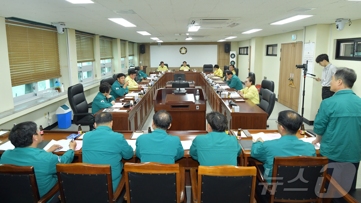 (논산=뉴스1) 이동원 기자 = 조용훈 논산시의회 의장이 지난 24일 의회운영위원회 회의실에서 최근 반복 되는 집중호우로 인한 피해 및 복구 현황을 공유하고 관련 부서장으로 부터 …