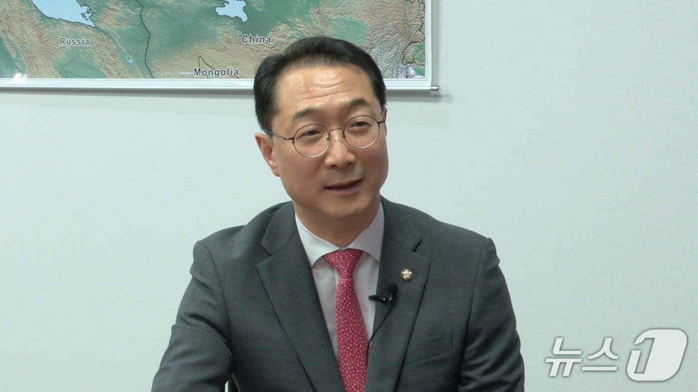 본문 이미지 - 김건 국민의힘 의원이 서울 여의도 국회에 있는 자신의 의원실에서 뉴스1 취재진의 질문에 답하고 있다. 2025. 6. 24./뉴스1
