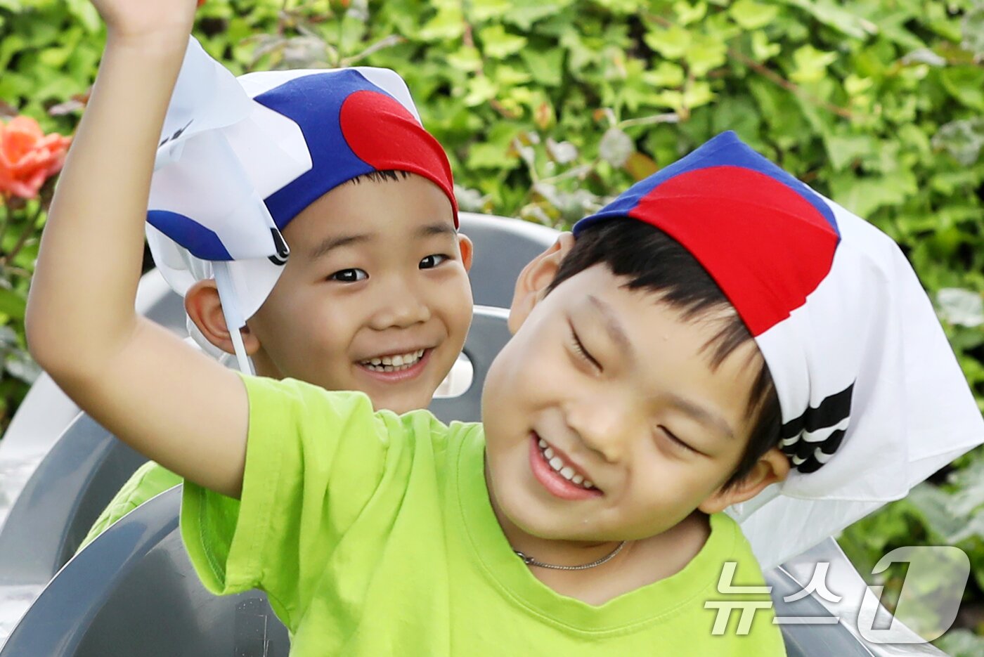 본문 이미지 - 25일 부산 남구 유엔기념공원에서 열린 제75주년 6·25전쟁 참전 유엔전몰용사 추모제에서 어린이들이 태극기 두건을 쓰고 추모에 동참하고 있다. 2025.6.25/뉴스1 ⓒ News1 윤일지 기자