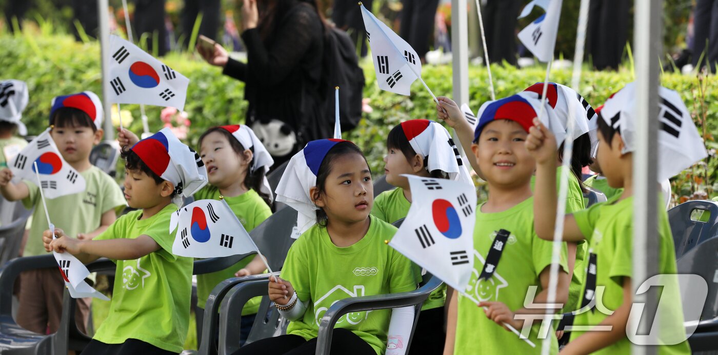 본문 이미지 - 25일 부산 남구 유엔기념공원에서 열린 제75주년 6·25전쟁 참전 유엔전몰용사 추모제에서 어린이들이 태극기를 흔들고 있다. 2025.6.25/뉴스1 ⓒ News1 윤일지 기자