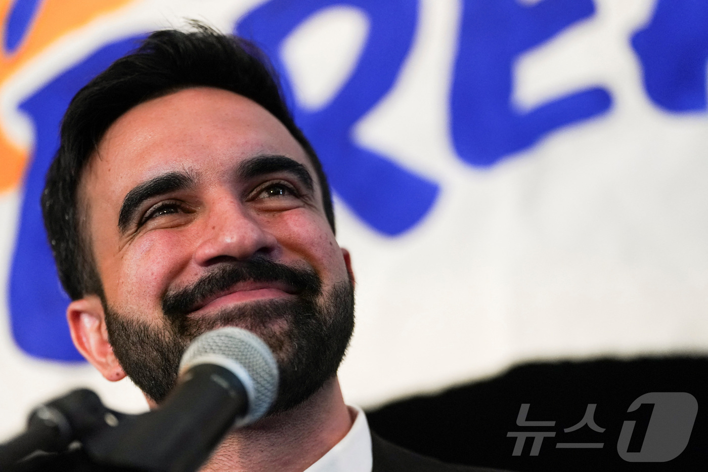 (뉴욕 로이터=뉴스1) 신기림 기자 = 조란 맘다니 뉴욕주 퀸즈 하원의원이 25일(현지시간) 뉴욕에서 시장을 뽑는 선거에 출마할 민주당 후보를 선출하는 예비선거 행사에서 연설하고 …