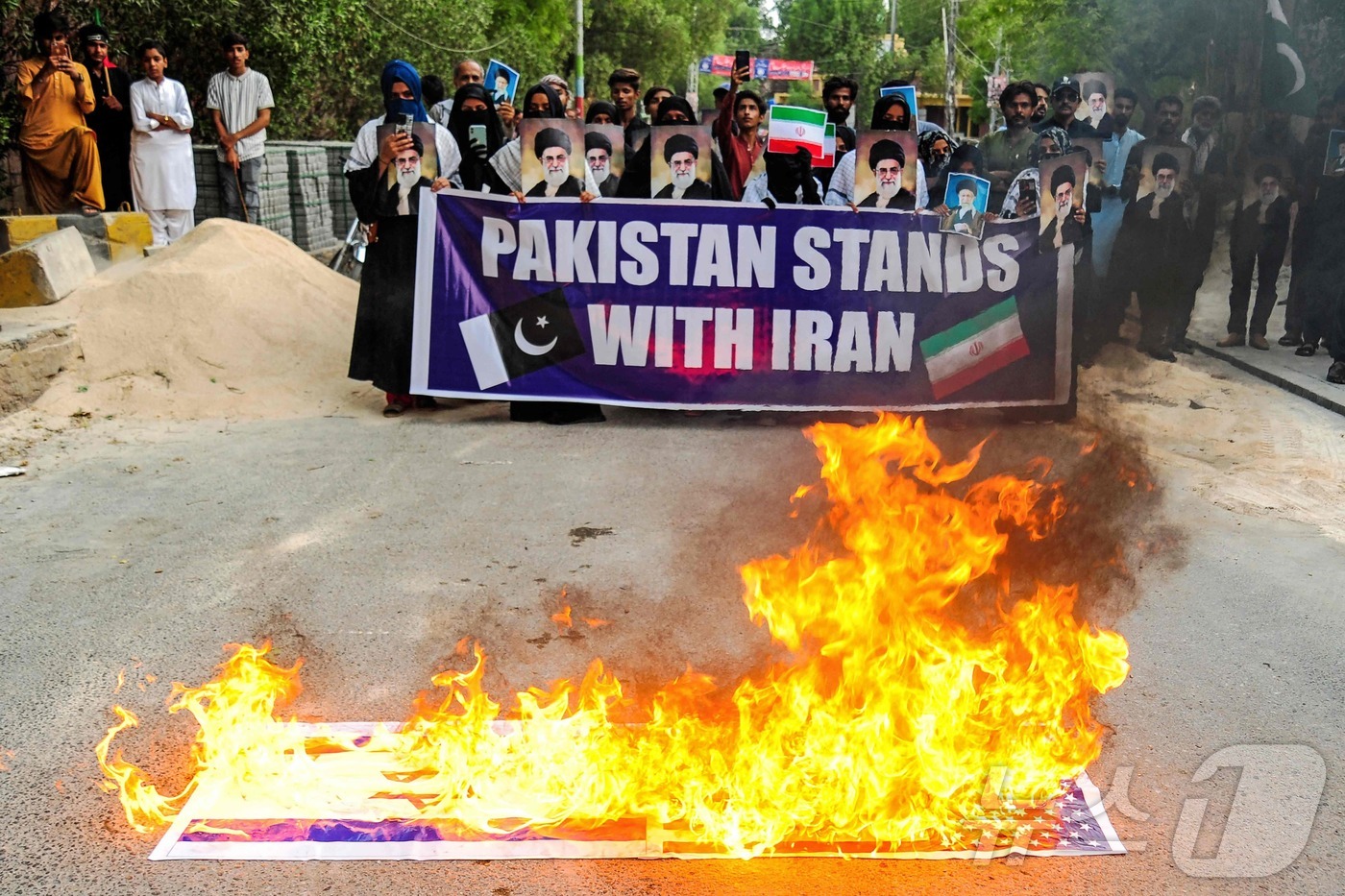 (하이데라바드시티 AFP=뉴스1) 권영미 기자 = 24일(현지시간) 파키스탄 신드주 하이데라바드에서 이 지역의 시아파 무슬림들이 이스라엘과 미국의 국기를 불태우며 시위하고 있다. …