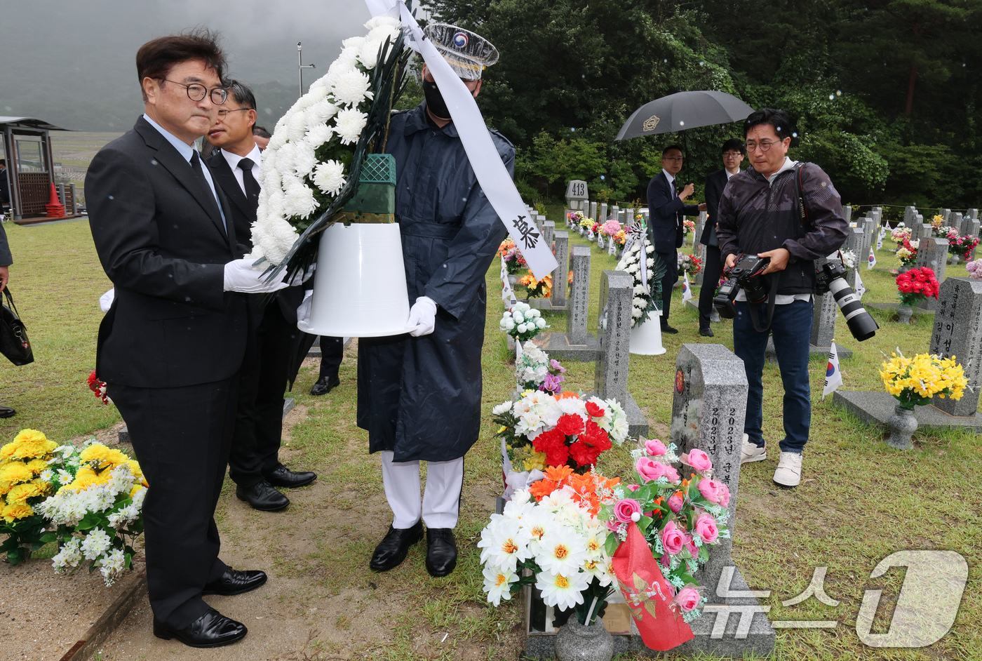 (대전=뉴스1) 김기태 기자 = 우원식 국회의장이 25일 국립대전현충원에 안장된 채수근 상병 묘역을 찾아 헌화하고 있다. 2025.6.25/뉴스1