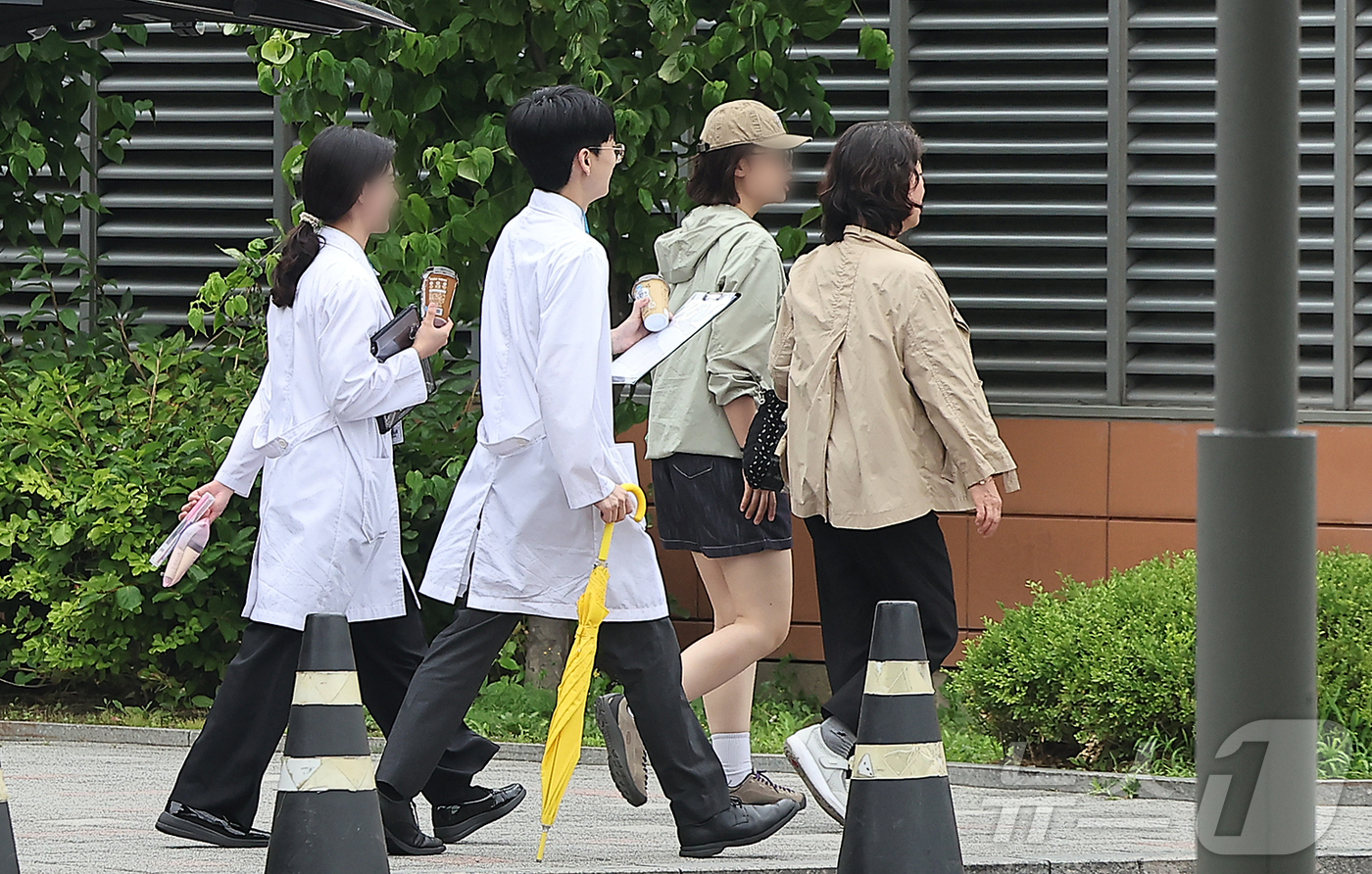 (서울=뉴스1) 김진환 기자 = 의대 증원에 반대해온 박단 대한전공의협회 비대위원장이 사퇴한 가운데 서울대병원과 서울아산병원, 세브란스병원 등 빅3 대형병원 전공의들이 조건부 복귀 …