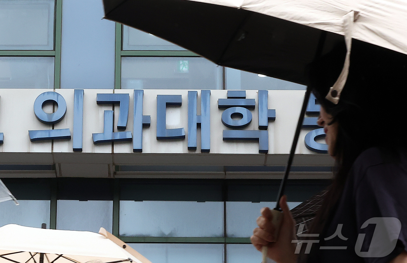 (서울=뉴스1) 김진환 기자 = 의대 증원에 반대해온 박단 대한전공의협회 비대위원장이 사퇴한 가운데 서울대병원과 서울아산병원, 세브란스병원 등 빅3 대형병원 전공의들이 조건부 복귀 …