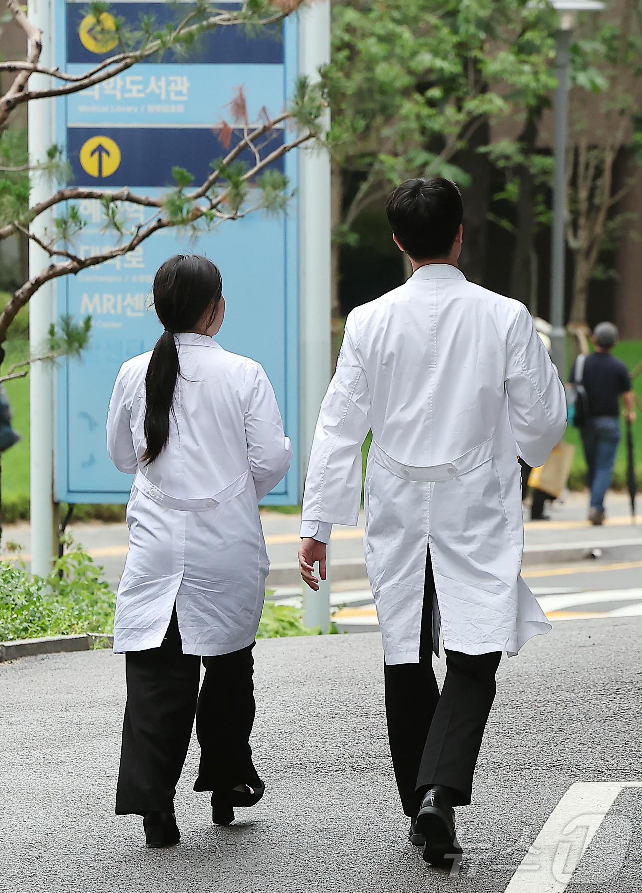 (서울=뉴스1) 김진환 기자 = 의대 증원에 반대해온 박단 대한전공의협회 비대위원장이 사퇴한 가운데 서울대병원과 서울아산병원, 세브란스병원 등 빅3 대형병원 전공의들이 조건부 복귀 …