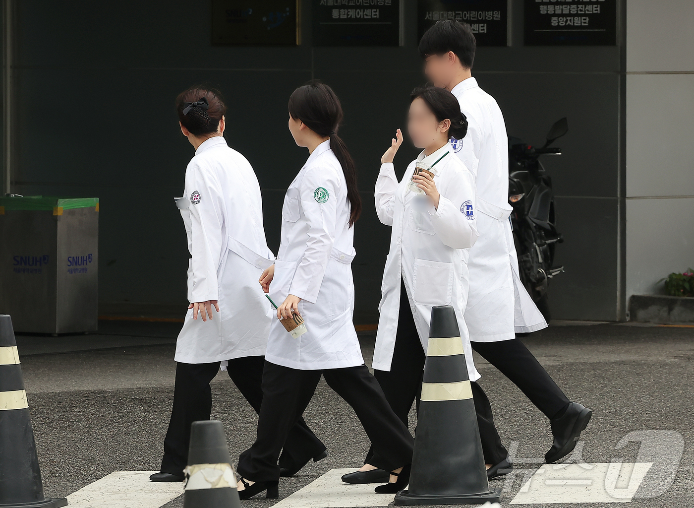 (서울=뉴스1) 김진환 기자 = 의대 증원에 반대해온 박단 대한전공의협회 비대위원장이 사퇴한 가운데 서울대병원과 서울아산병원, 세브란스병원 등 빅3 대형병원 전공의들이 조건부 복귀 …