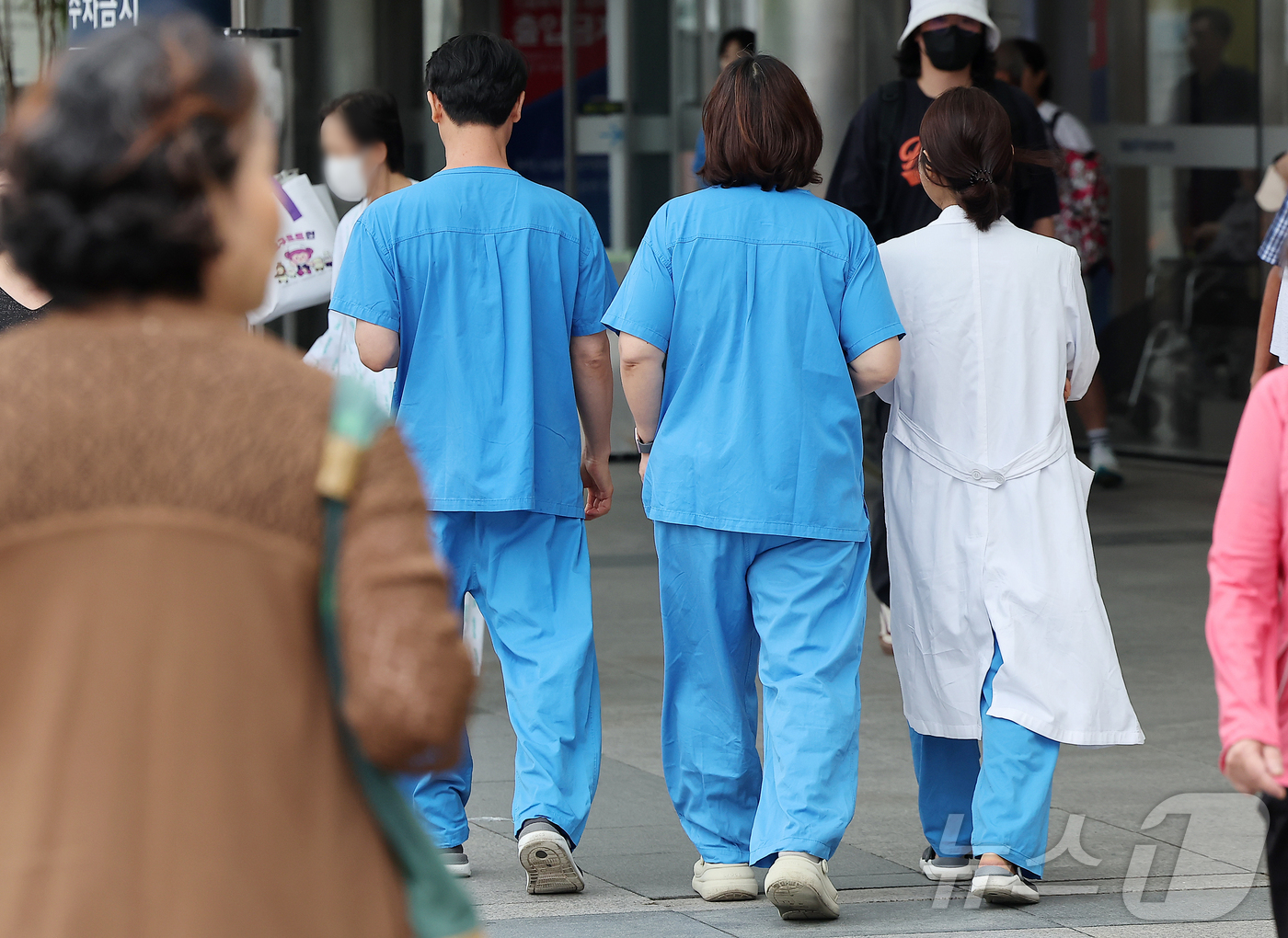 (서울=뉴스1) 김진환 기자 = 의대 증원에 반대해온 박단 대한전공의협회 비대위원장이 사퇴한 가운데 서울대병원과 서울아산병원, 세브란스병원 등 빅3 대형병원 전공의들이 조건부 복귀 …