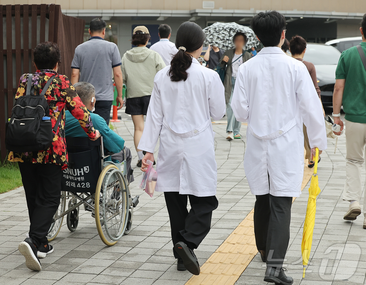 (서울=뉴스1) 김진환 기자 = 의대 증원에 반대해온 박단 대한전공의협회 비대위원장이 사퇴한 가운데 서울대병원과 서울아산병원, 세브란스병원 등 빅3 대형병원 전공의들이 조건부 복귀 …