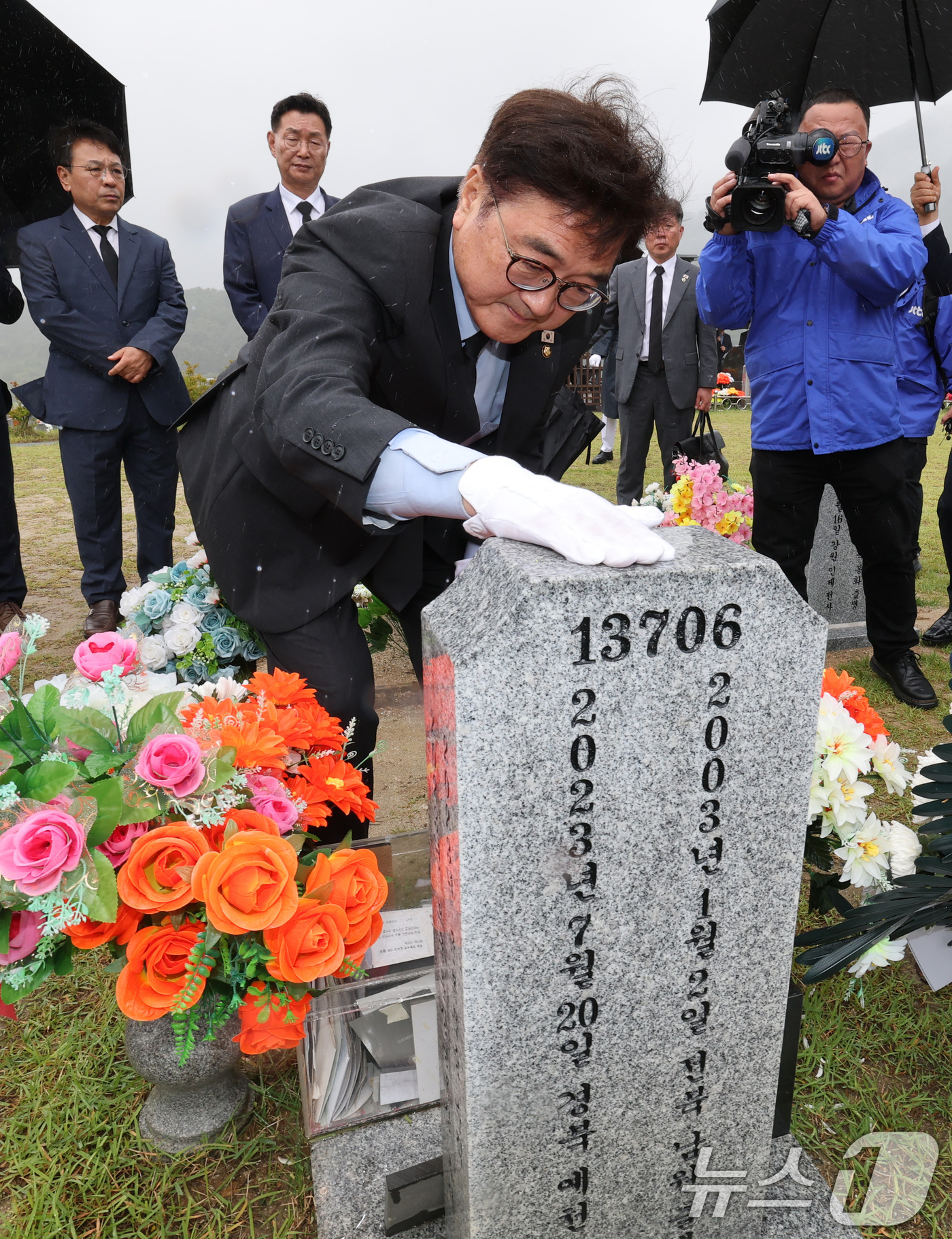 (대전=뉴스1) 김기태 기자 = 우원식 국회의장이 25일 국립대전현충원에 안장된 채수근 상병 묘역을 찾아 참배한 뒤 묘비를 어루만지고 있다. 2025.6.25/뉴스1