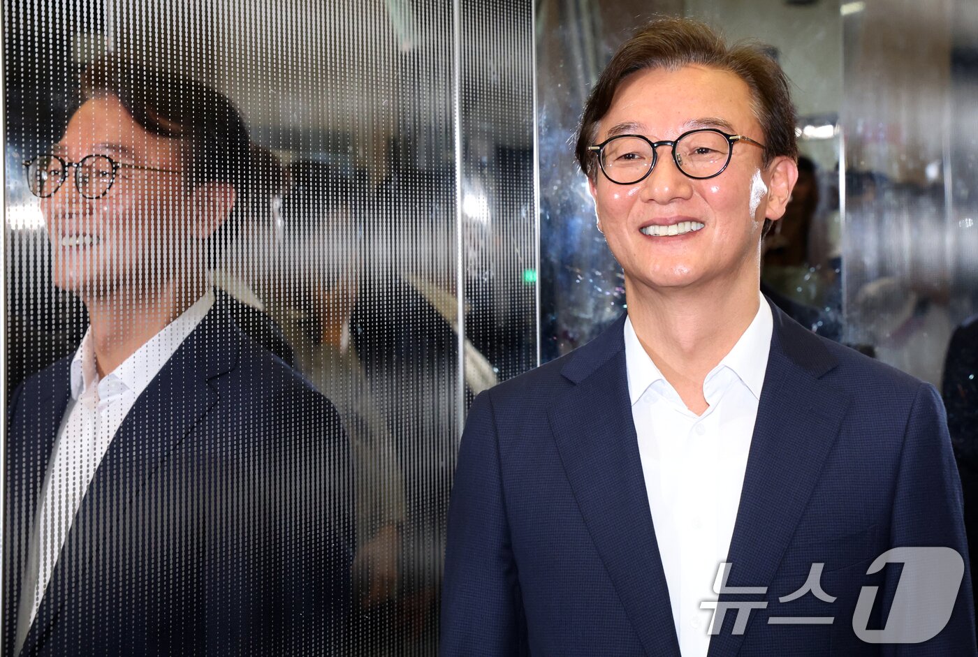 본문 이미지 - 전재수 해양수산부 장관 후보자가 25일 오후 서울 마포구 포스트타워마포에 있는 사무실로 출근하고 있다. 2025.6.25/뉴스1 ⓒ News1 김명섭 기자