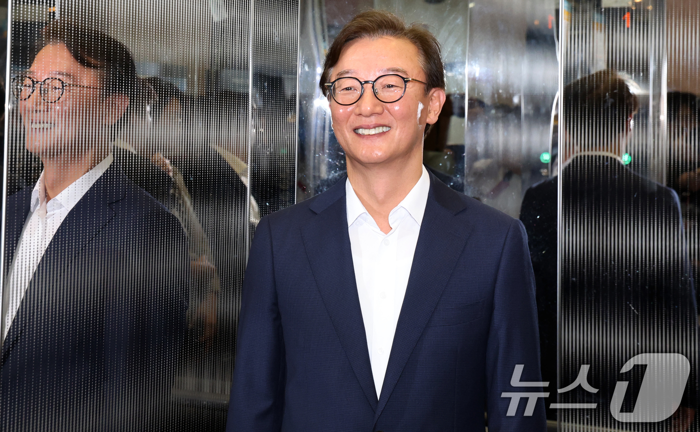 (서울=뉴스1) 김명섭 기자 = 전재수 해양수산부 장관 후보자가 25일 오후 서울 마포구 포스트타워마포에 있는 사무실로 출근하고 있다.  2025.6.25/뉴스1