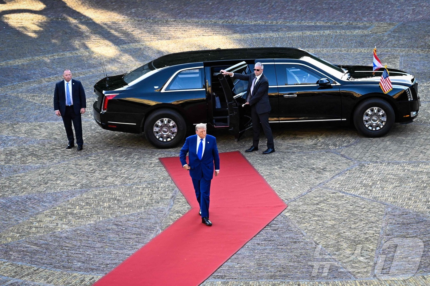 (헤이그 AFP=뉴스1) 권영미 기자 = 도널드 트럼프 미국 대통령이 24일(현지시간) 네덜란드 헤이그에서 열린 북대서양조약기구(NATO) 정상회의 부대행사인 사교만찬에 참석하기 …