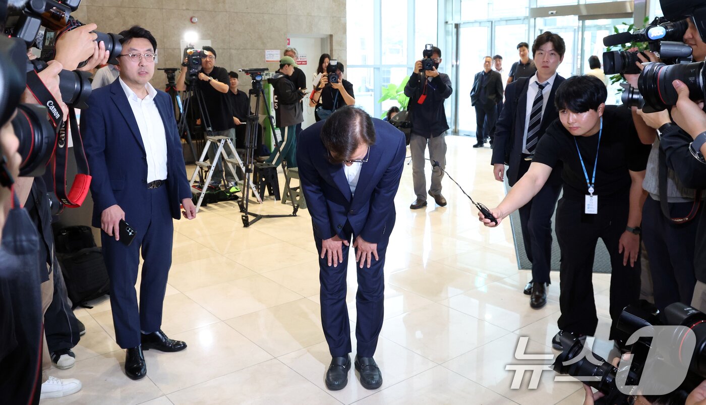 본문 이미지 - 전재수 해양수산부 장관 후보자가 25일 오후 서울 마포구 포스트타워마포에 있는 사무실로 출근하며 인사를 하고 있다. 2025.6.25/뉴스1 ⓒ News1 김명섭 기자
