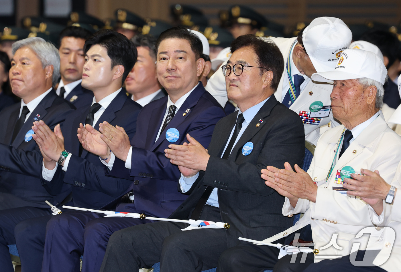 (대전=뉴스1) 김기태 기자 = 우원식 국회의장과 김용태 국민의힘 비상대책위원장, 김병기 더불어민주당 당 대표 직무대행 겸 원내대표가 25일 오전 대전컨벤션센터에서 열린 6·25전 …