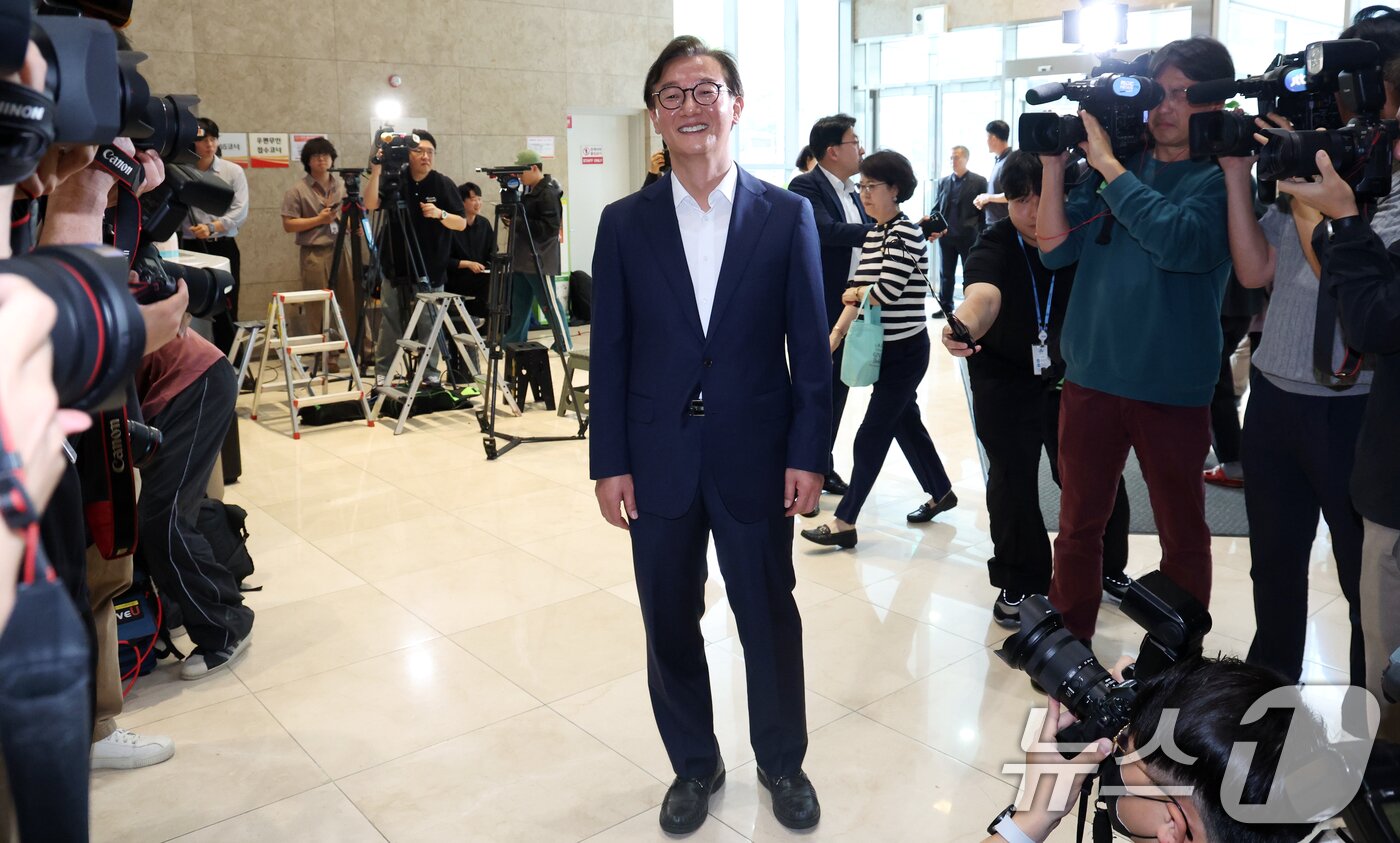 본문 이미지 - 전재수 해양수산부 장관 후보자가 25일 오후 서울 마포구 포스트타워마포에 있는 사무실로 출근하며 인사를 하고 있다. 2025.6.25/뉴스1 ⓒ News1 김명섭 기자