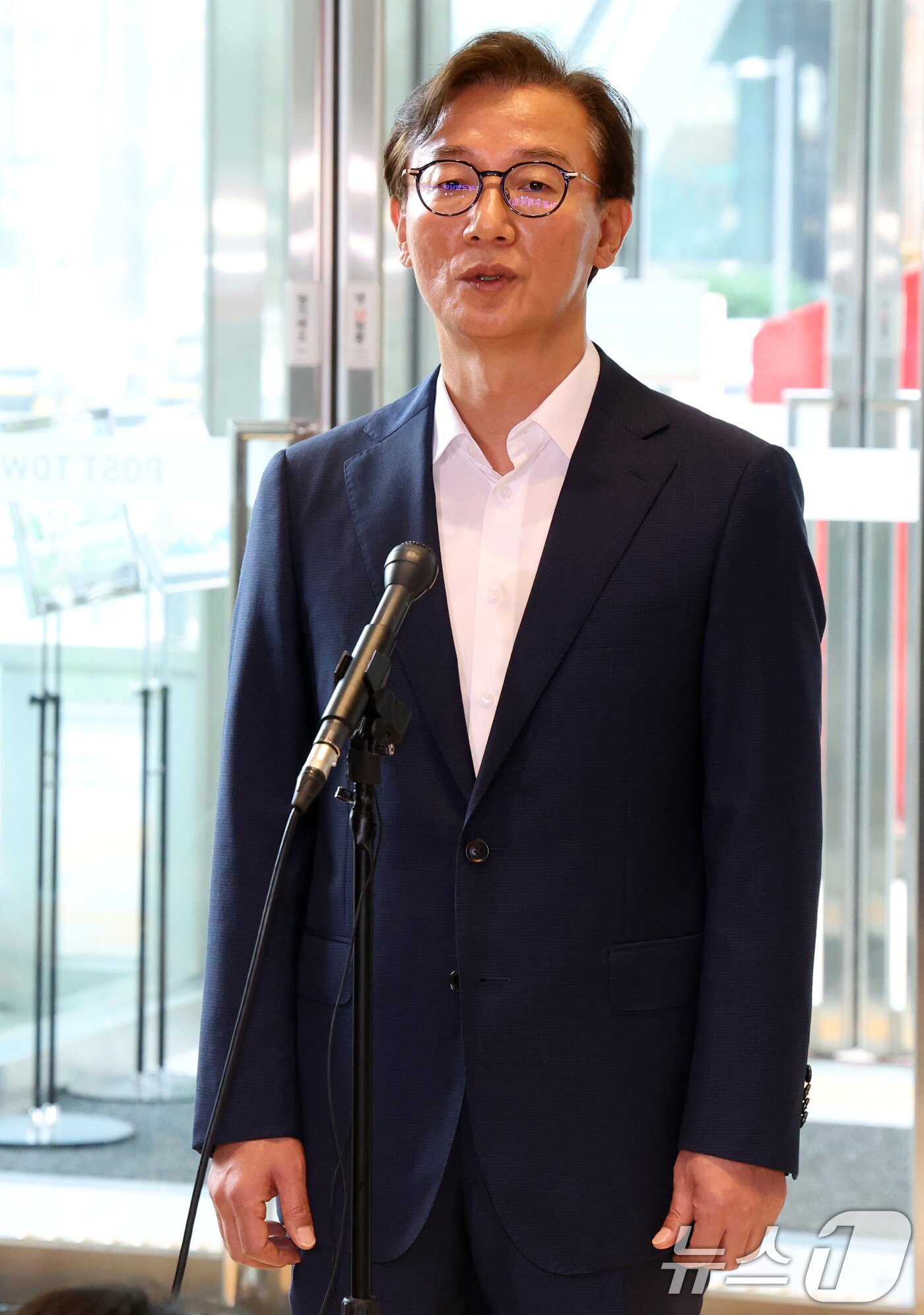 본문 이미지 - 전재수 해양수산부 장관 후보자가 25일 오후 서울 마포구 포스트타워마포에 있는 사무실로 출근하며 질문에 답변하고 있다. 2025.6.25/뉴스1 ⓒ News1 김명섭 기자