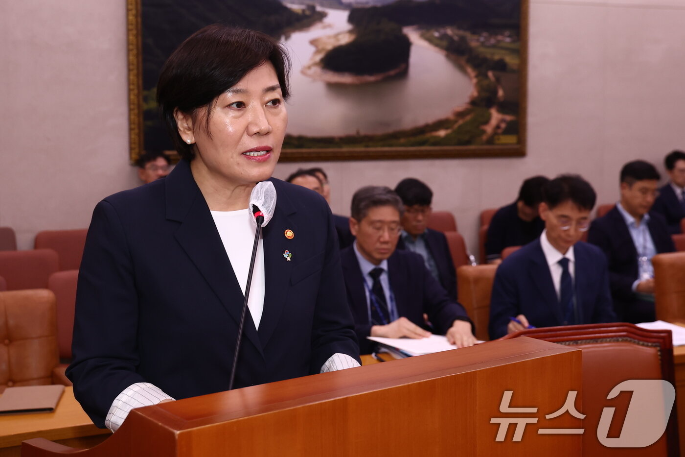 본문 이미지 - 송미령 농림축산식품부 장관이 25일 오후 서울 여의도 국회에서 열린 농림축산식품해양수산위원회 전체회의에서 추경안에 대해 보고하고 있다. 2025.6.25/뉴스1 ⓒ News1 김민지 기자