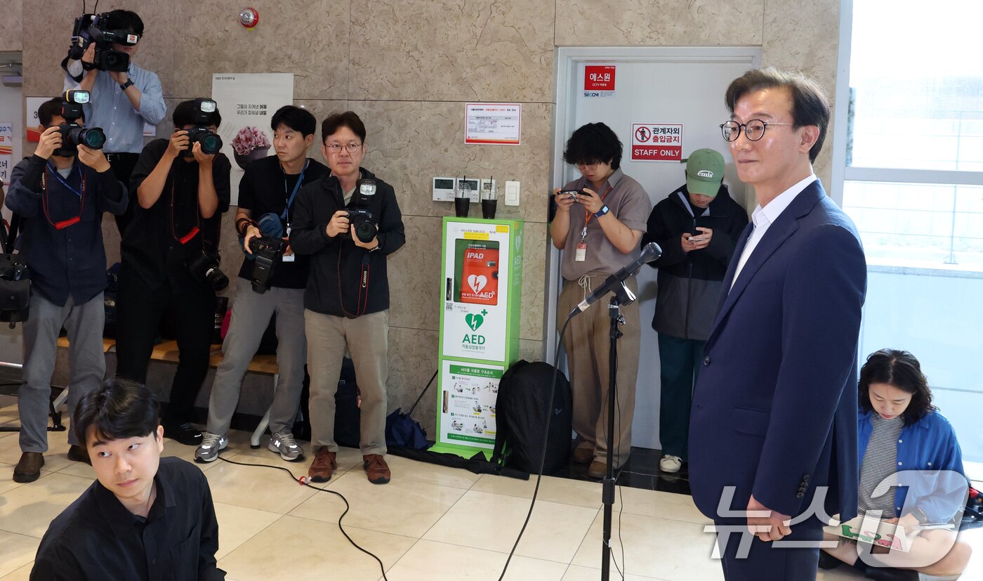 본문 이미지 - 전재수 해양수산부 장관 후보자가 25일 오후 서울 마포구 포스트타워마포에 있는 사무실로 출근하며 질문을 듣고 있다. 2025.6.25/뉴스1 ⓒ News1 김명섭 기자