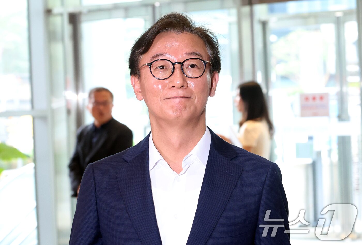 본문 이미지 - 전재수 해양수산부 장관 후보자가 25일 오후 서울 마포구 포스트타워마포에 있는 사무실로 출근하고 있다. 2025.6.25/뉴스1 ⓒ News1 김명섭 기자