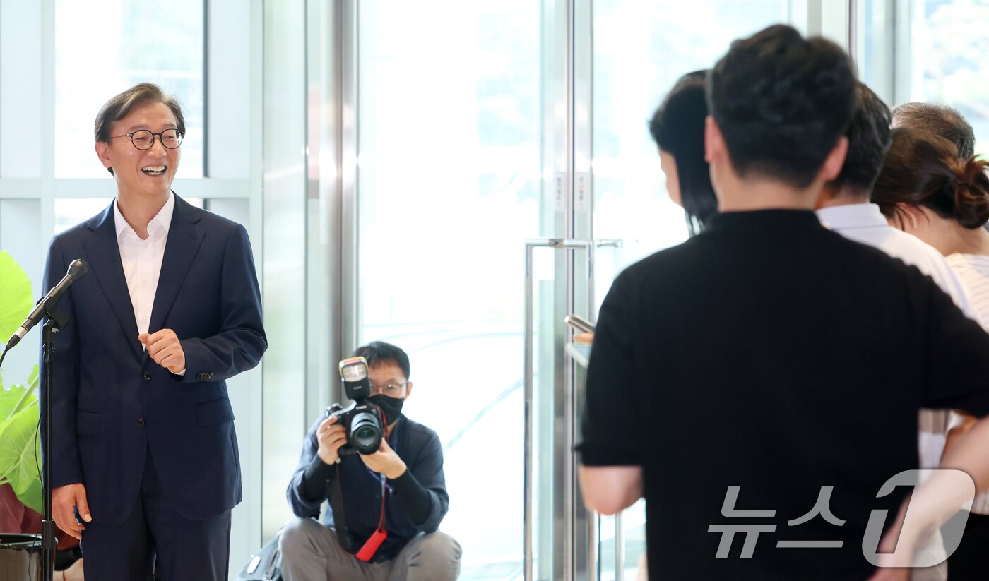 본문 이미지 - 전재수 해양수산부 장관 후보자가 25일 오후 서울 마포구 포스트타워마포에 있는 사무실로 출근하며 질문에 답변하고 있다. 2025.6.25/뉴스1 ⓒ News1 김명섭 기자