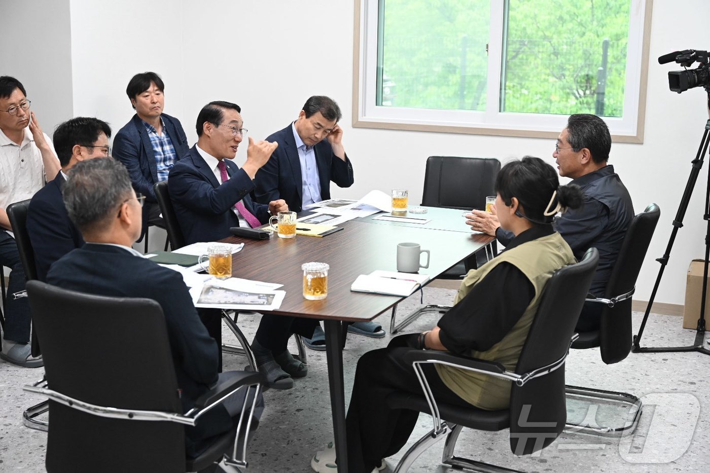 (홍성=뉴스1) 이동원 기자 = 이용록 홍성군수(왼쪽)는 25일, 기업하기 좋은 환경 조성을 위해 근로자들의 노고를 격려하고 기업인의 애로사항을 적극 반영하고자 관내 주요기업들의 …