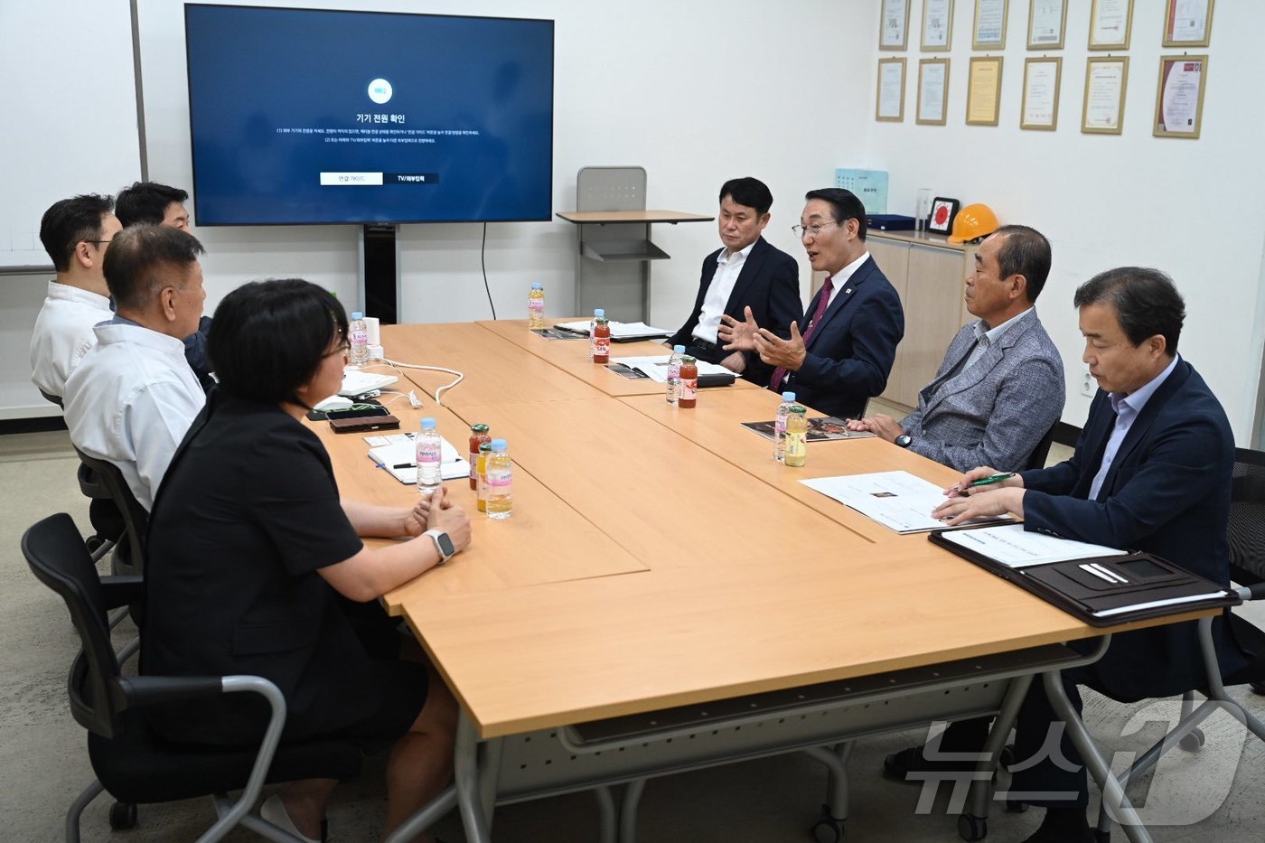 (홍성=뉴스1) 이동원 기자 = 이용록 홍성군수(오른쪽)는 25일, 기업하기 좋은 환경 조성을 위해 근로자들의 노고를 격려하고 기업인의 애로사항을 적극 반영하고자 관내 주요기업들의 …