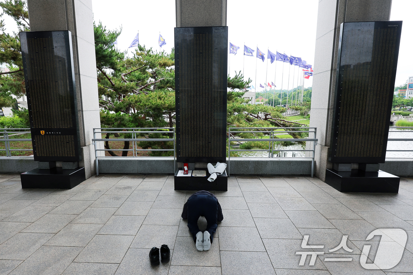 (서울=뉴스1) 황기선 기자 = 6·25전쟁 75주년인 25일 서울 용산구 전쟁기념관에서 참전용사 유가족이 명비 앞에서 절을 하고 있다. 2025.6.25/뉴스1