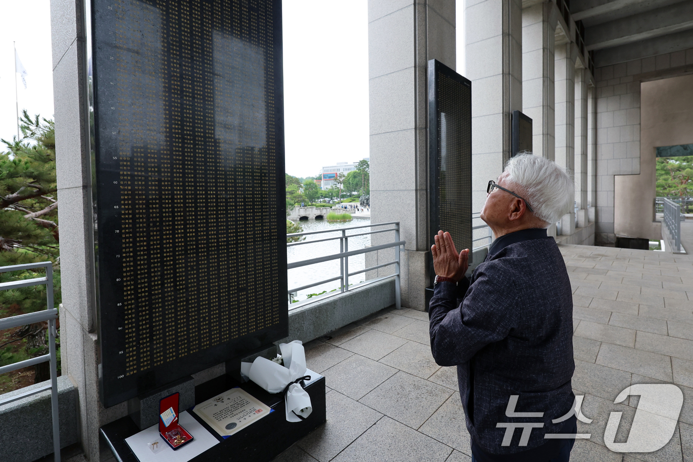 (서울=뉴스1) 황기선 기자 = 6·25전쟁 75주년인 25일 서울 용산구 전쟁기념관에서 참전용사 유가족이 명비 앞에서 절을 하고 있다. 2025.6.25/뉴스1