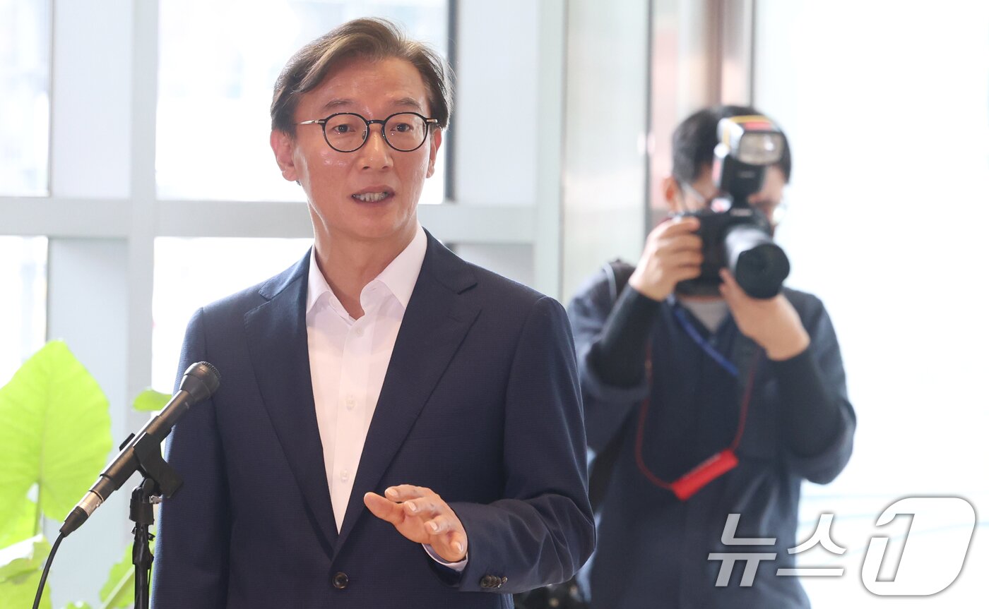 본문 이미지 - 전재수 해양수산부 장관 후보자가 25일 오후 서울 마포구 포스트타워마포에 있는 사무실로 출근하며 질문에 답변하고 있다. 2025.6.25/뉴스1 ⓒ News1 김명섭 기자