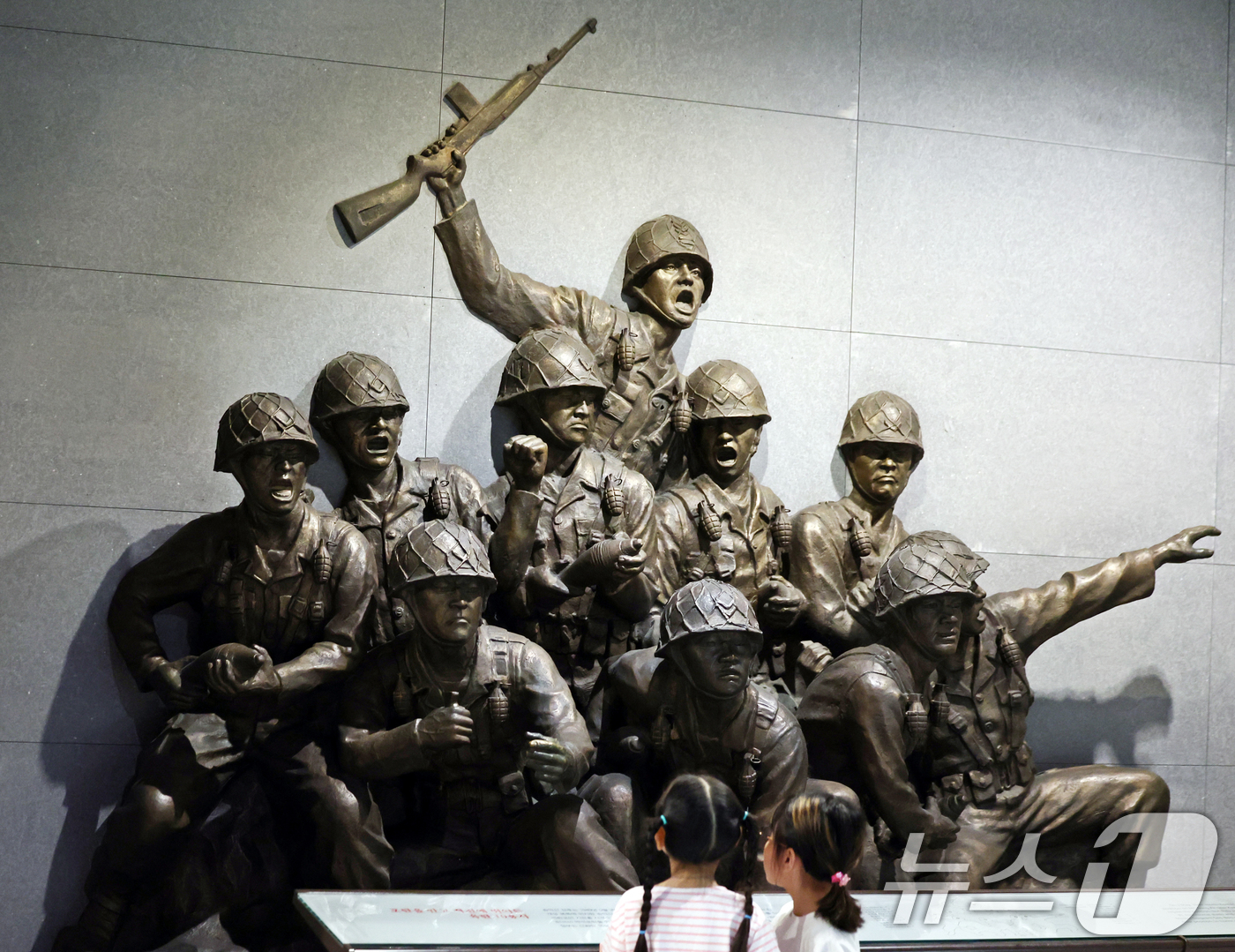 (서울=뉴스1) 황기선 기자 = 6·25전쟁 75주년인 25일 서울 용산구 전쟁기념관에서 관람객들이 전시관을 둘러보고 있다. 2025.6.25/뉴스1