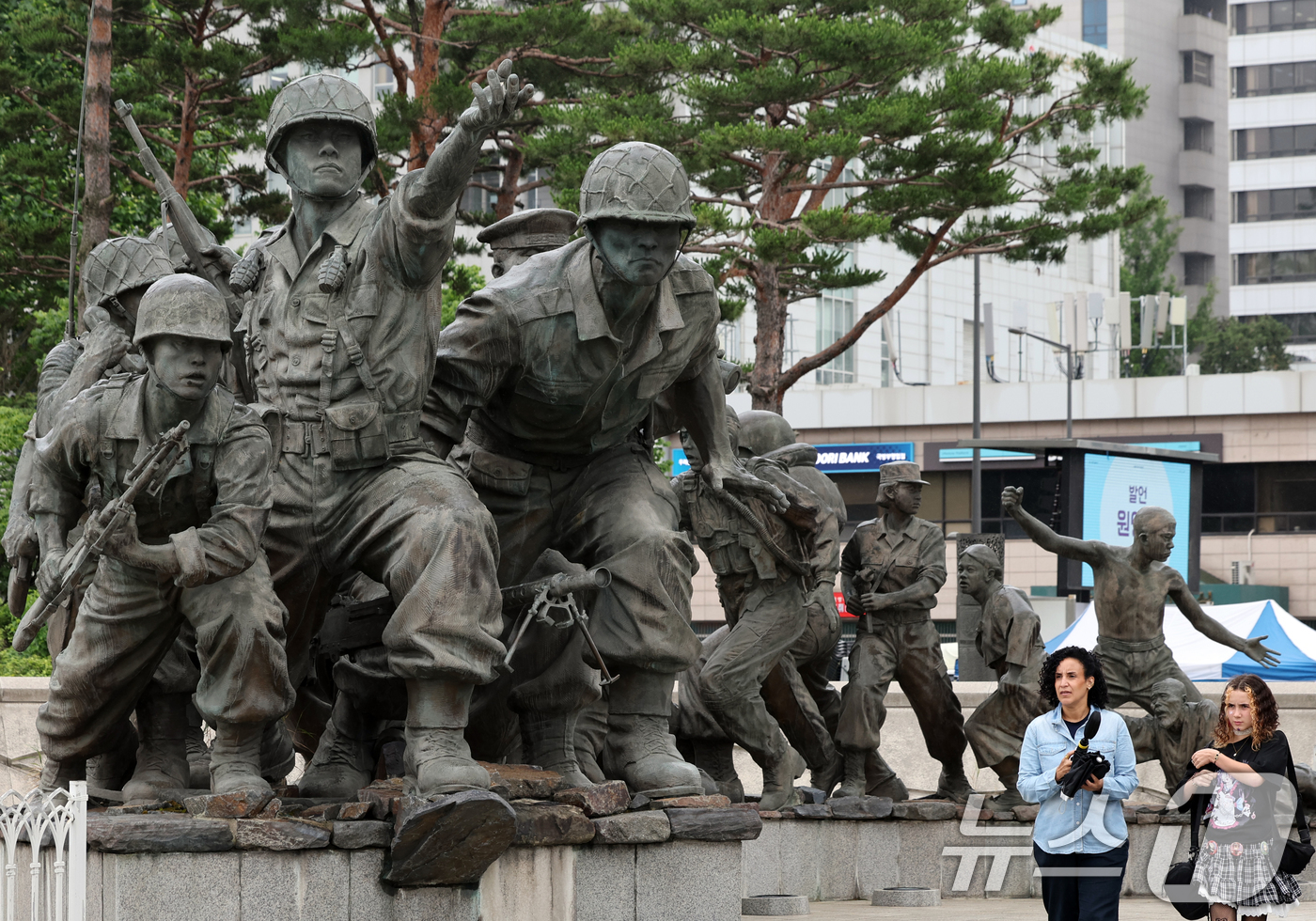 (서울=뉴스1) 황기선 기자 = 6·25전쟁 75주년인 25일 서울 용산구 전쟁기념관에서 시민들이 6·25전쟁 기념 조형물 앞으로 이동하고 있다.  2025.6.25/뉴스1