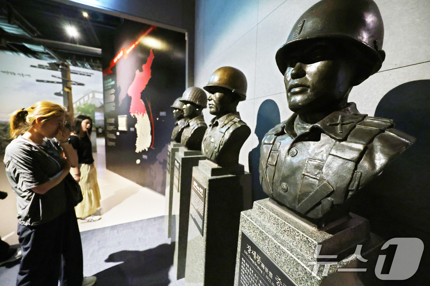 (서울=뉴스1) 황기선 기자 = 6·25전쟁 75주년인 25일 서울 용산구 전쟁기념관에서 관람객들이 전시관을 둘러보고 있다. 2025.6.25/뉴스1