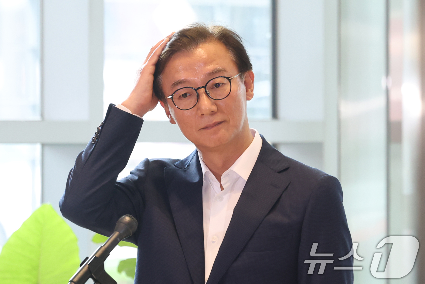 (서울=뉴스1) 김명섭 기자 = 전재수 해양수산부 장관 후보자가 25일 오후 서울 마포구 포스트타워마포에 있는 사무실로 출근하며 취재진 질문을 듣고 있다.  2025.6.25/뉴스 …