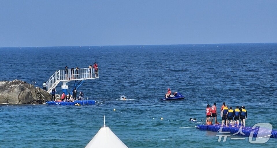 본문 이미지 - 강릉 경포해수욕장 오리바위 다이빙대 전경.(강릉시 제공, 재판매 및 DB 금지)