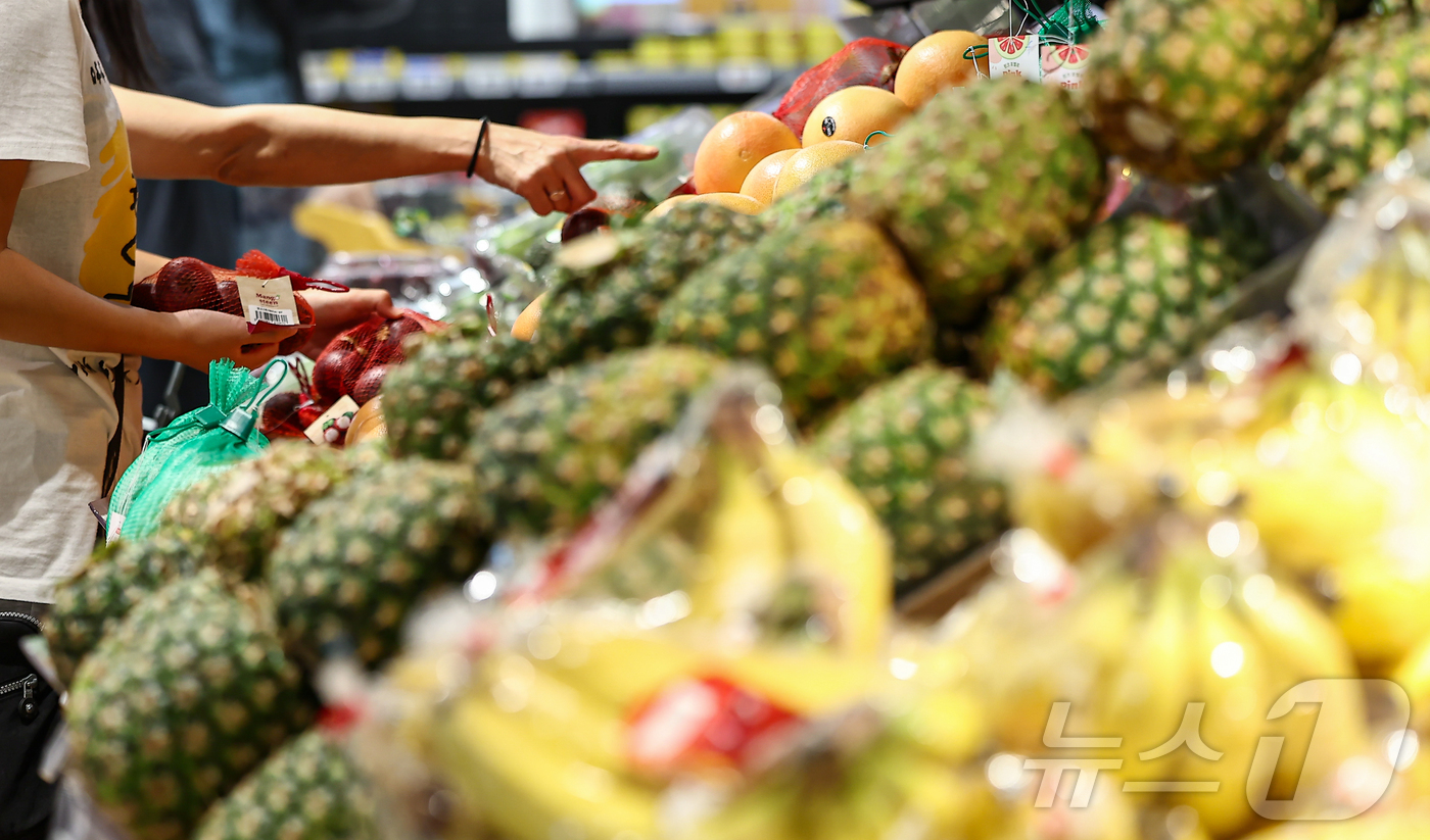 (서울=뉴스1) 김도우 기자 = 정부가 지난해 상반기 사과·배 가격이 치솟으며 전체 물가 상승을 주도하자 물가 안정을 위해 설탕, 바나나 등 농축산물에 할당관세를 적용했지만, 국내 …