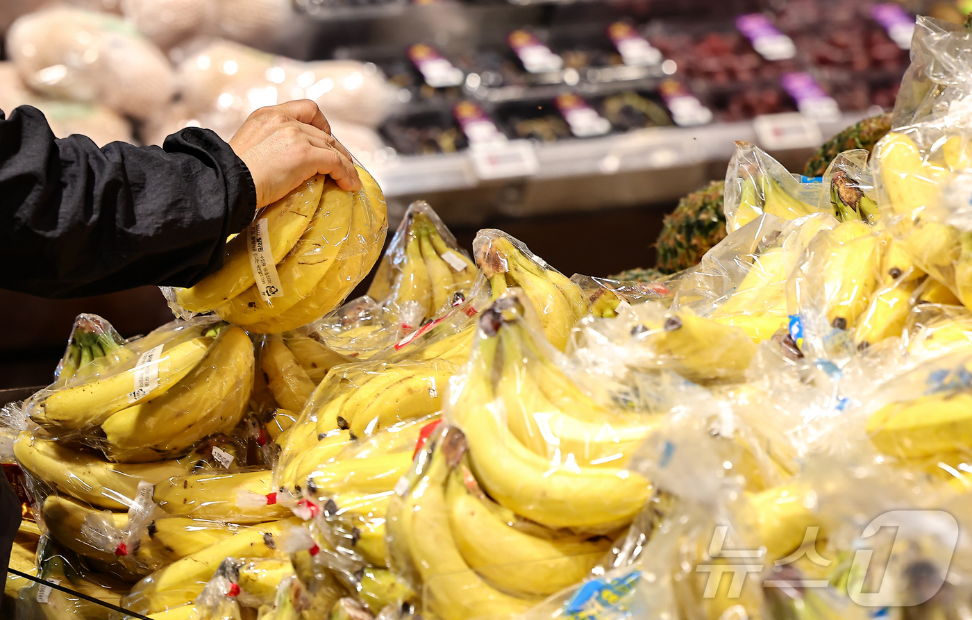 (서울=뉴스1) 김도우 기자 = 정부가 지난해 상반기 사과·배 가격이 치솟으며 전체 물가 상승을 주도하자 물가 안정을 위해 설탕, 바나나 등 농축산물에 할당관세를 적용했지만, 국내 …