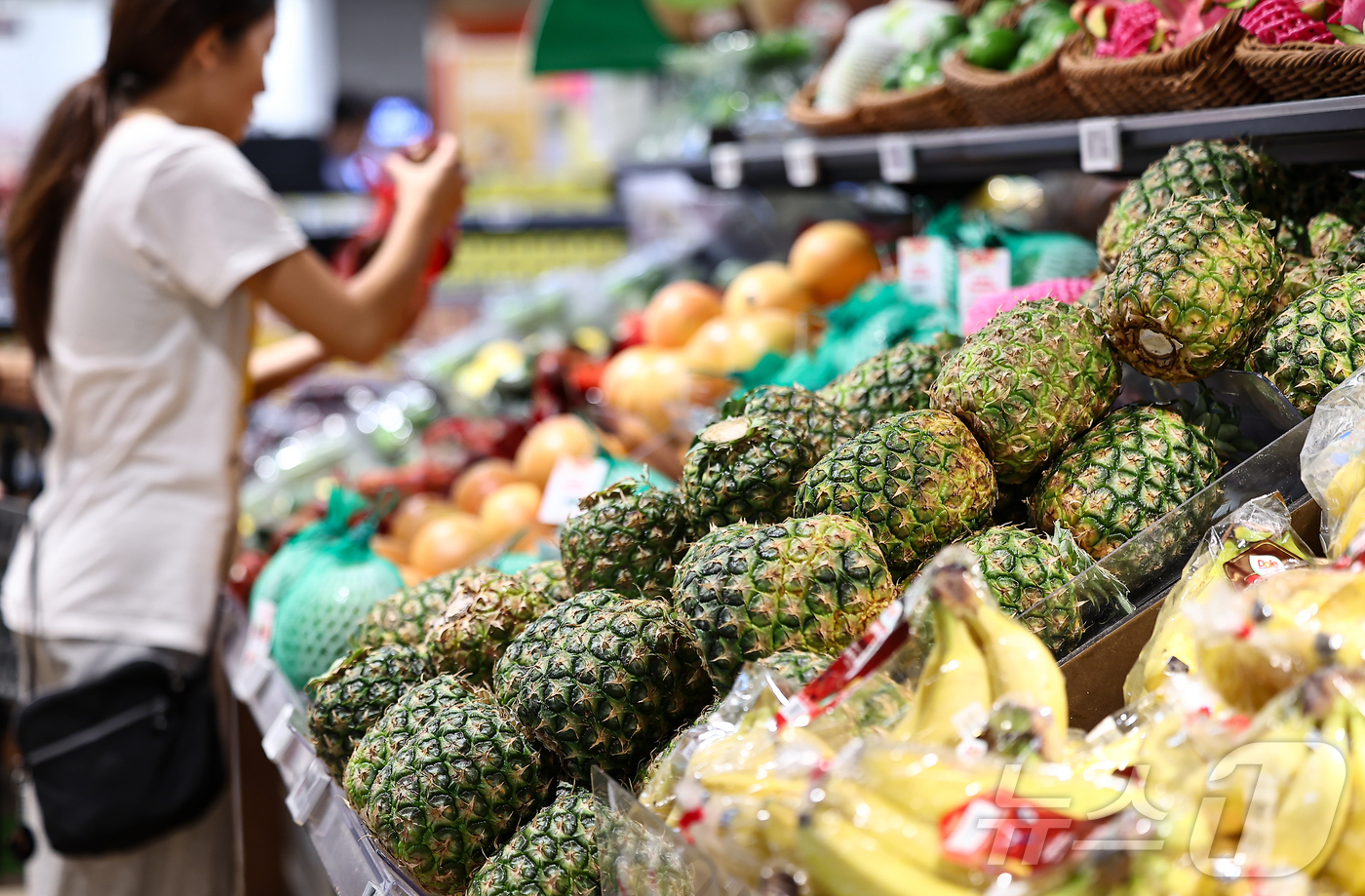 (서울=뉴스1) 김도우 기자 = 정부가 지난해 상반기 사과·배 가격이 치솟으며 전체 물가 상승을 주도하자 물가 안정을 위해 설탕, 바나나 등 농축산물에 할당관세를 적용했지만, 국내 …