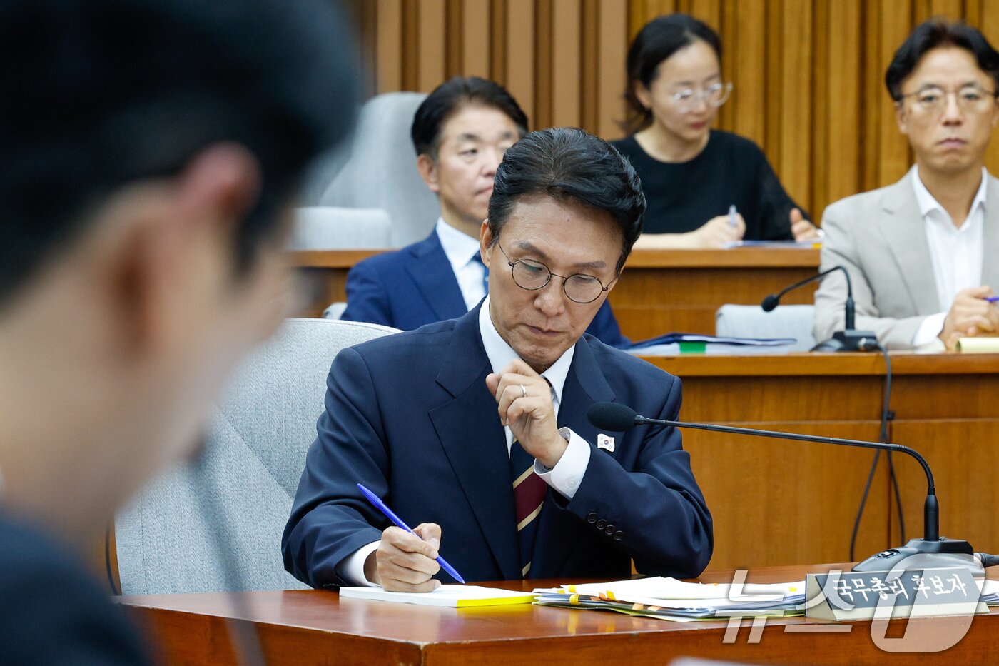 본문 이미지 - 김민석 국무총리 후보자가 25일 오후 서울 여의도 국회에서 열린 인사청문회에 출석해 주진우 국민의힘 의원 질의를 메모하고 있다. 2025.6.25/뉴스1 ⓒ News1 안은나 기자