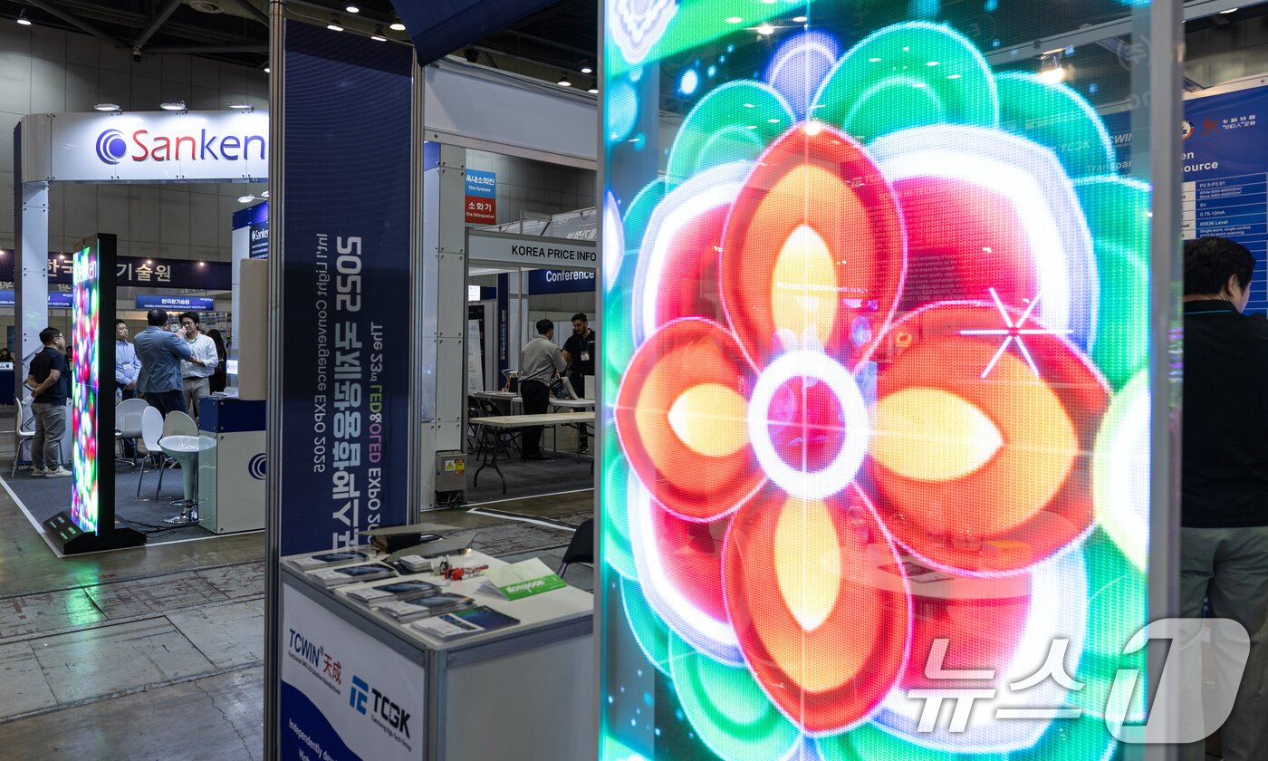 본문 이미지 - 25일 경기 고양시 일산 킨텍스에서 열린 &#39;2025 국제광융합엑스포&#39;에 투명 LED 디스플레이가 전시돼 있다. 2025.6.25/뉴스1 ⓒ News1 이승배 기자