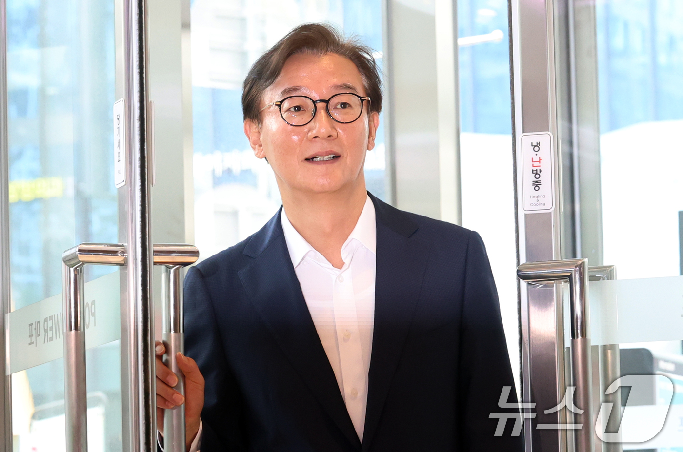 (서울=뉴스1) 김명섭 기자 = 전재수 해양수산부 장관 후보자가 25일 오후 서울 마포구 포스트타워마포에 있는 사무실로 출근하며 질문에 답변하고 있다. 2025.6.25/뉴스1