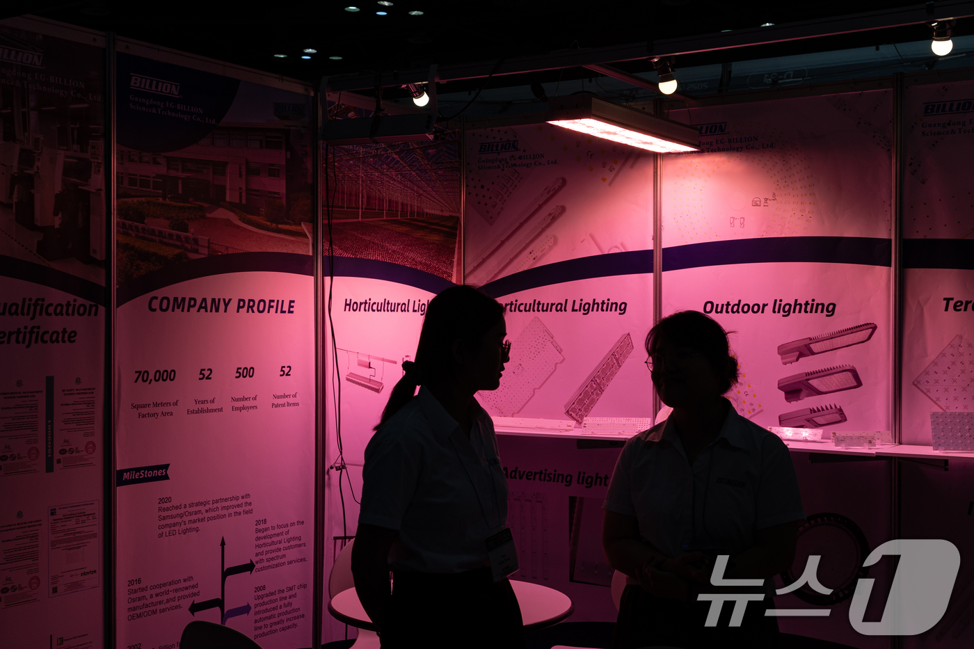 (고양=뉴스1) 이승배 기자 = 25일 경기 고양시 일산 킨텍스에서 열린 '2025 국제광융합엑스포'에 조명이 전시돼 있다. 2025.6.25/뉴스1