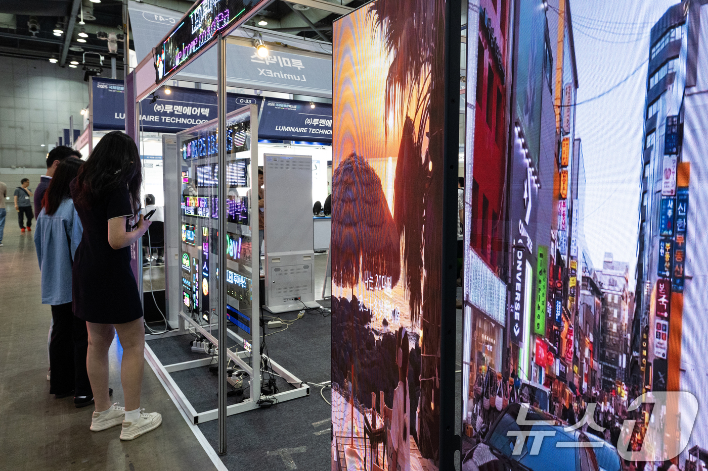 (고양=뉴스1) 이승배 기자 = 25일 경기 고양시 일산 킨텍스에서 열린 '2025 국제광융합엑스포'에 LED 디스플레이가 전시돼 있다. 2025.6.25/뉴스1