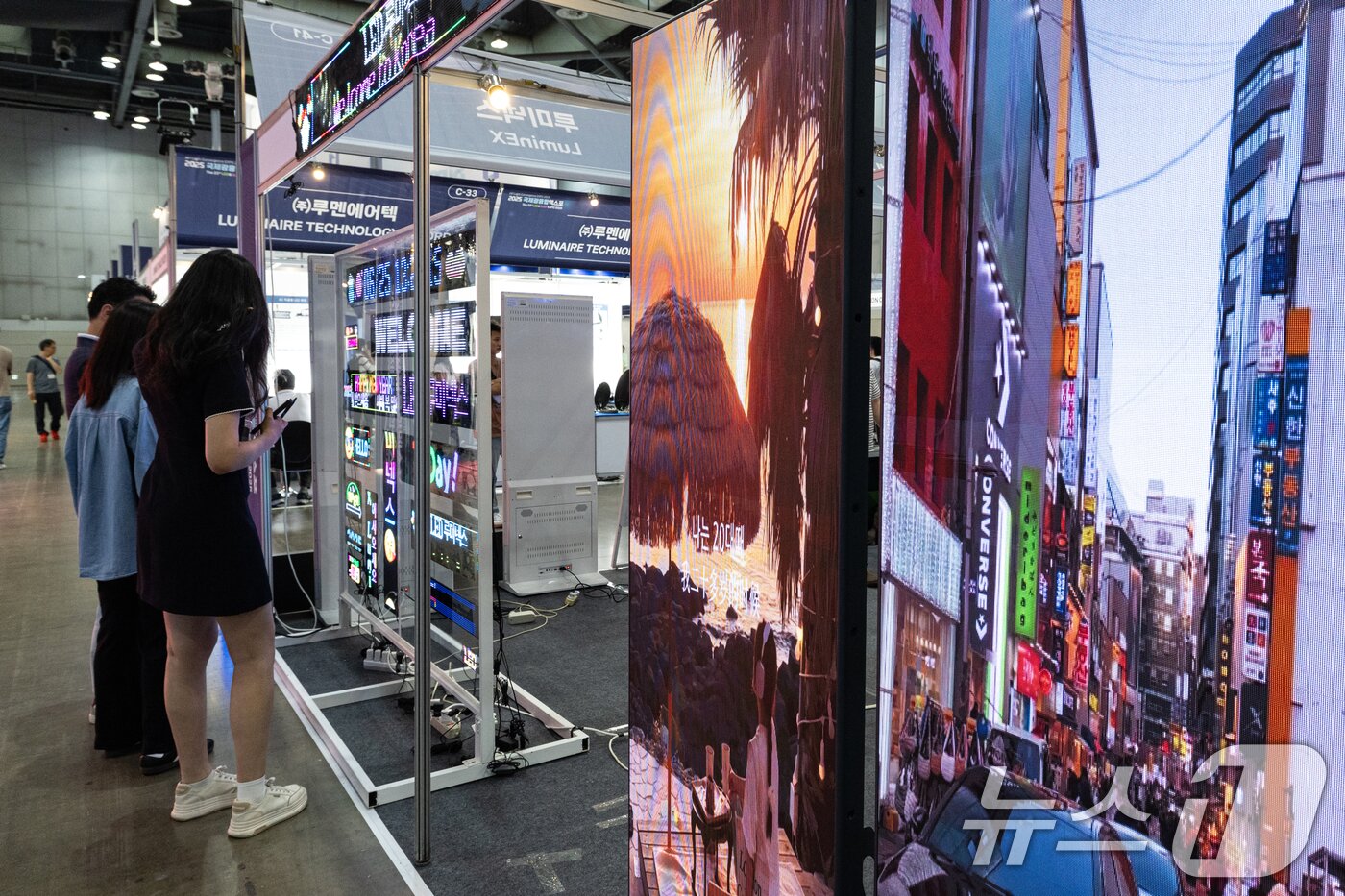 본문 이미지 - 25일 경기 고양시 일산 킨텍스에서 열린 &#39;2025 국제광융합엑스포&#39;에 LED 디스플레이가 전시돼 있다. 2025.6.25/뉴스1 ⓒ News1 이승배 기자