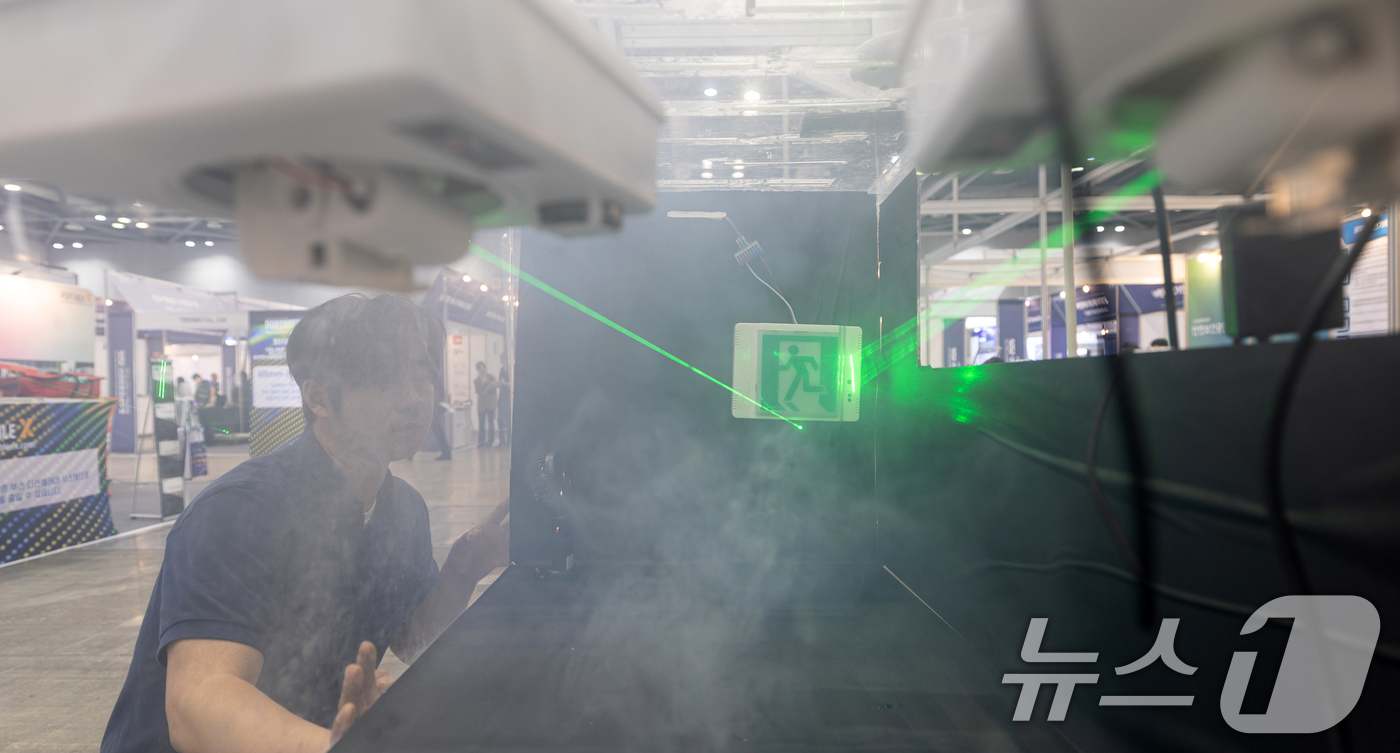 (고양=뉴스1) 이승배 기자 = 25일 경기 고양시 일산 킨텍스에서 열린 '2025 국제광융합엑스포'에 스마트 레이저 피난 유도기가 전시돼 있다. 2025.6.25/뉴스1