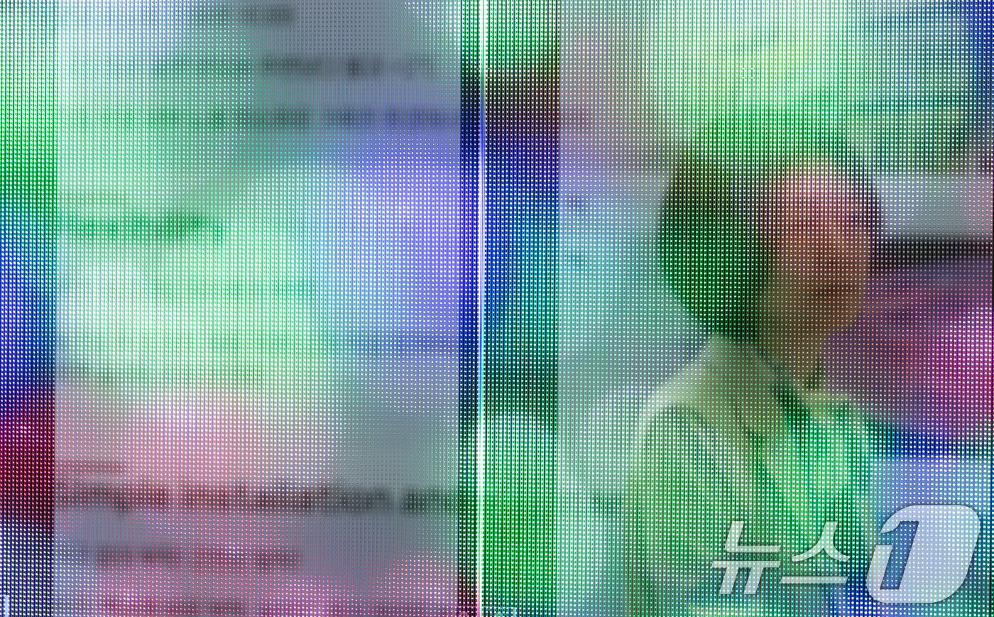 본문 이미지 - 25일 경기 고양시 일산 킨텍스에서 열린 &#39;2025 국제광융합엑스포&#39;에 투명 LED 디스플레이가 전시돼 있다. 2025.6.25/뉴스1 ⓒ News1 이승배 기자