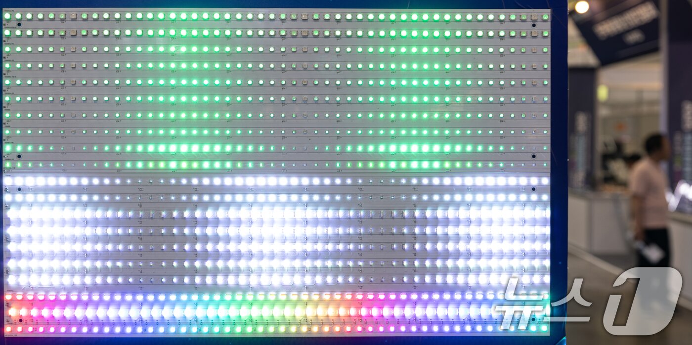본문 이미지 - 25일 경기 고양시 일산 킨텍스에서 열린 &#39;2025 국제광융합엑스포&#39;에 LED 등이 전시돼 있다. 2025.6.25/뉴스1 ⓒ News1 이승배 기자