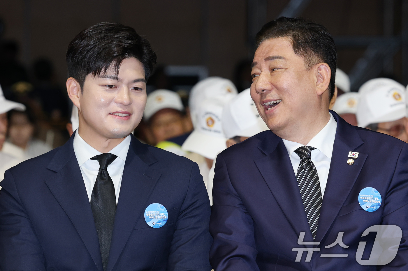 (대전=뉴스1) 김기태 기자 = 김병기 더불어민주당 당 대표 직무대행 겸 원내대표와 김용태 국민의힘 비상대책위원장이 25일 오전 대전컨벤션센터에서 열린 6·25전쟁 75주년 행사에 …